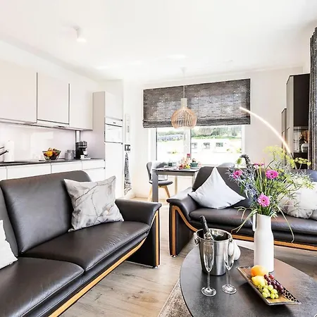 19 Am Schloss Ranzow - Fraeulein Ava Lohme